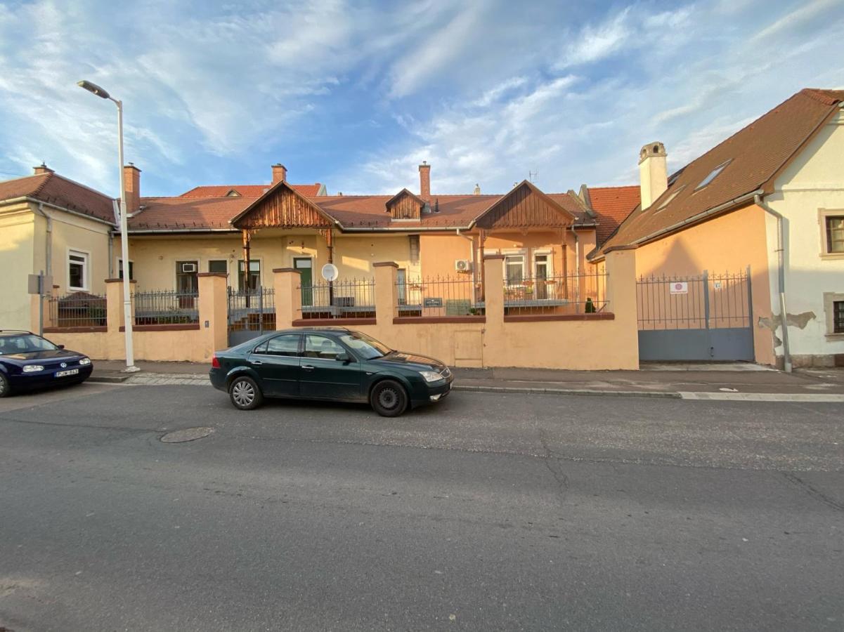 Balazs Apartman Eger Buitenkant foto